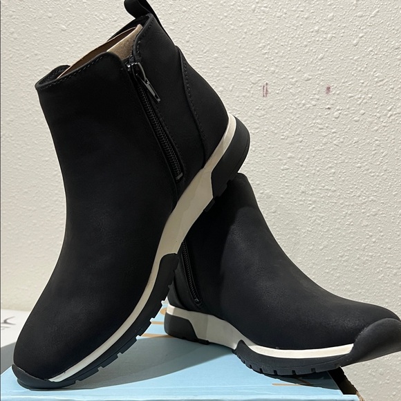 Life Stride Shoes - Life Stride Black Ankle Boots with White Sole
